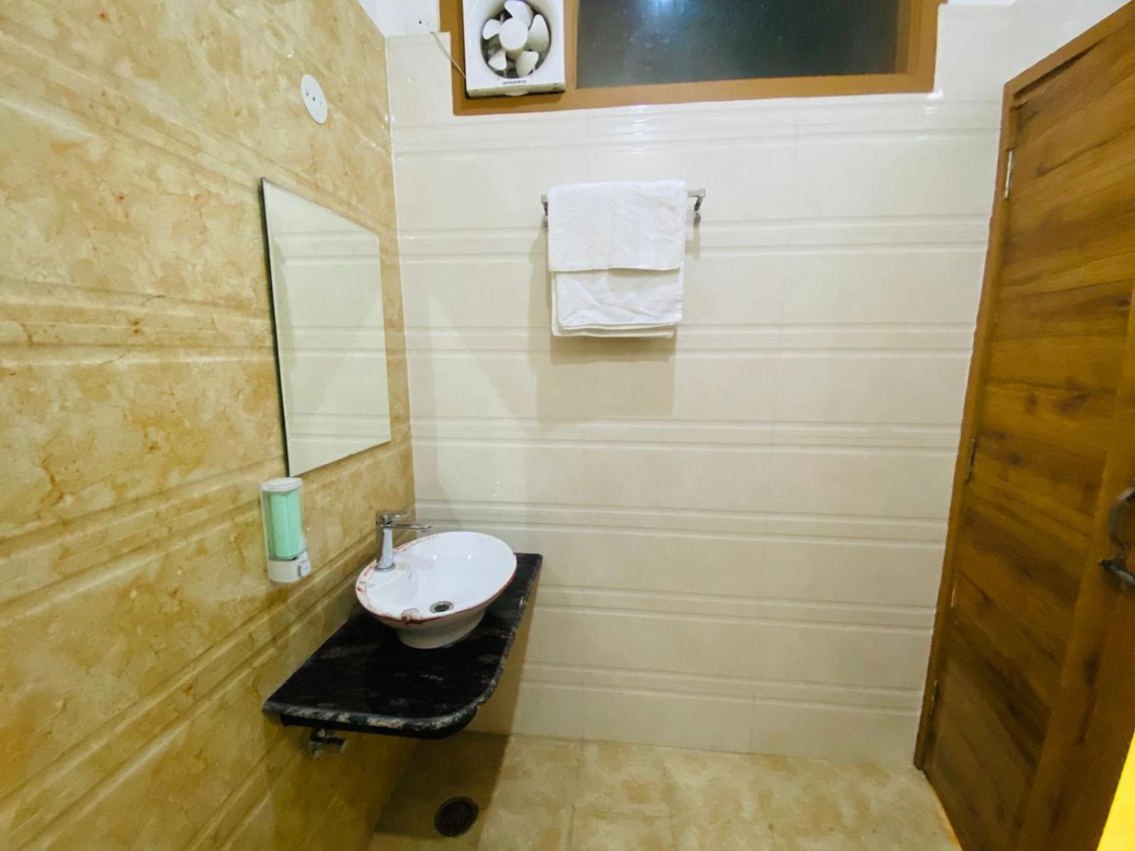 Ry Luxuries Hotel アムリトサル エクステリア 写真